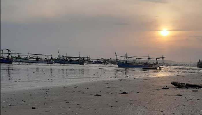 Pemandangan pantai utara Tuban saat matahari mulai terbit.