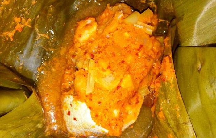 Botok jambal, santapan khas masyarakat tepi Bengawan Solo.