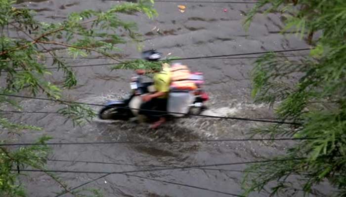 Saat sepeda motor melintasi banjir, ada trik cara aman untuk melewati genangan air.