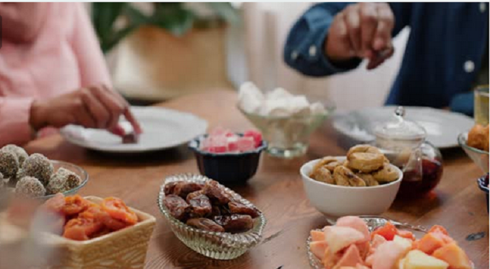 Lezatnya hidangan lebaran sering kali membuat kita lupa saat menikmatinya hingga menyebabkan beberaoa masalah kesehatan, seperti hipertensi dan kolesterol. Foto adalah ilustrasi.