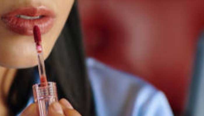 Bagi yang ingin tampil segar dan natural sepanjang hari, ada beberapa cara agar lip tint tahan lama di bibir. Foto adalah ilustrasi.