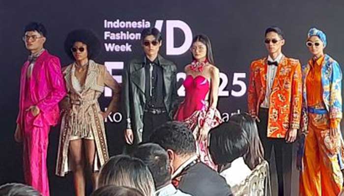 Acara peluncuran kampanye "Ronakultura Jakarta" dalam ajang Indonesia Fashion Week (IFW) 2025 dan ikon IFW 2025 di Jakarta, Jumat (2/5).