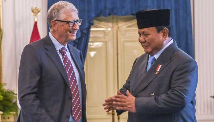 Presiden Prabowo Subianto (kanan) berbincang dengan Bill Gates (kiri) di Istana Merdeka, Jakarta, Senin (5/5).