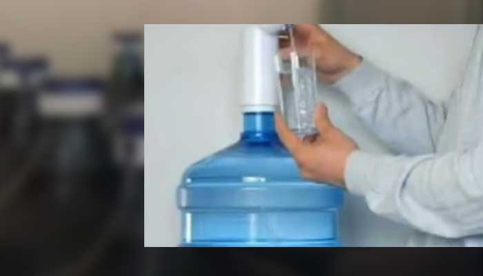 Ilustrasi galon air mineral yang dipasang di dispenser. Apakah air dalam galon penyok benar-benar aman dikonsumsi? Sempat viral video di TikTok tentang hal tersebut.