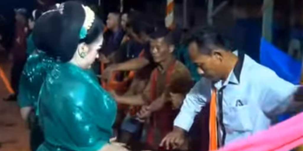 Tangkapan layar kesenian tradisional Tayub Tuban.