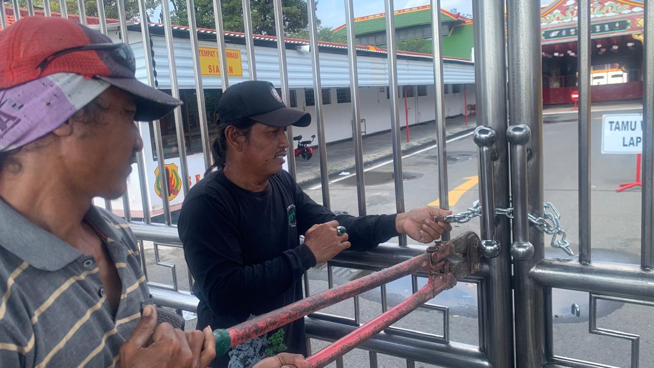 LANGKAH TEGAS: Gerbang Kelenteng Kwan Sing Bio Tuban yang digembok akibat konflik internal akhirnya dibuka paksa oleh tokoh Tionghoa Tuban, Pepeng Putra Wirawan.