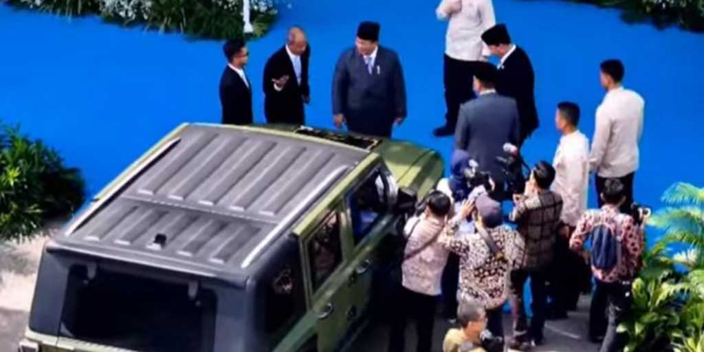 Tangkapan layar, Presiden RI Prabowo Subianto (tiga kiri) meluncurkan kendaraan taktis listrik MV3 EV buatan PT Pindad yang diberi nama Pandu, Rabu (11/6).