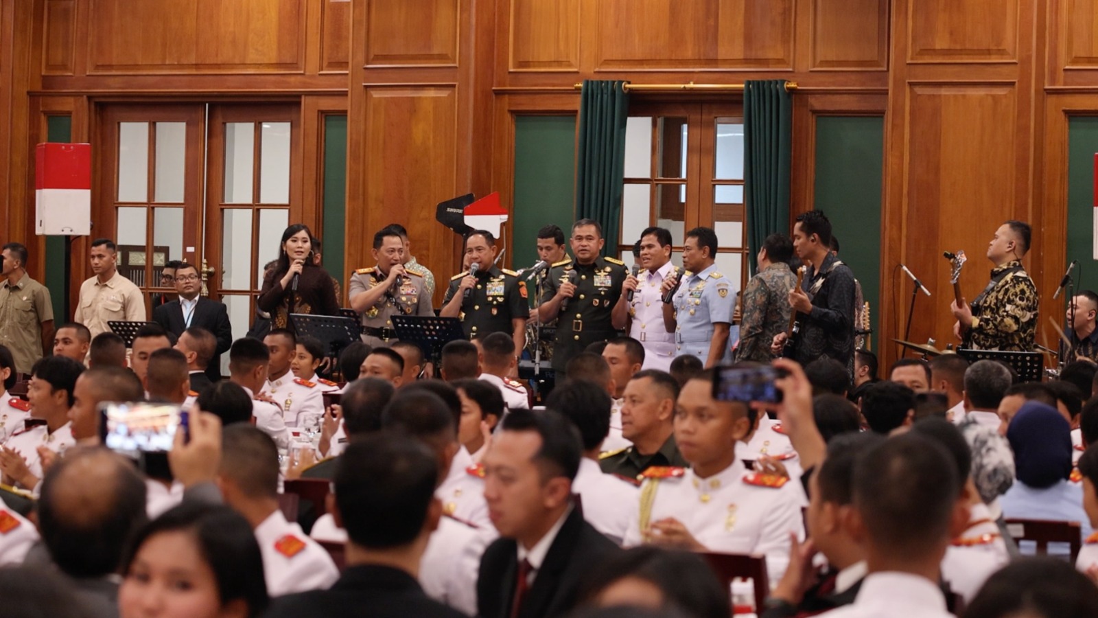 Kapolri Jenderal Pol. Listyo Sigit Prabowo dan Panglima TNI Jenderal TNI Agus Subiyanto duet menyanyikan lagu Rumah Kita usai peresmian Kampus Bhinneka Tunggal Ika, Universitas Pertahanan, Rabu (11/6)