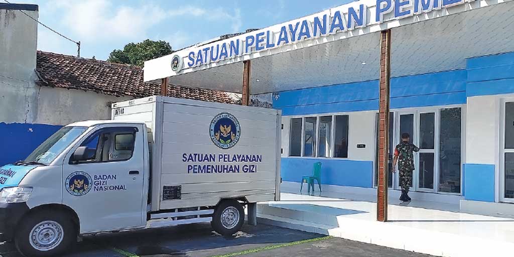 TAMPAK LENGANG: Mobil distribusi MBG terparkir di depan SPPG Kebonsari bersiap mengantarkan paket MBG, Rabu (11/6).