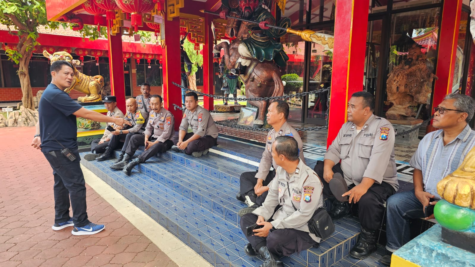 Kapolsek Tuban AKP Ciput Abidin memberikan arahan untuk menjaga situasi Kelenteng Kwan Sing Bio Tuban tetap kondusif.