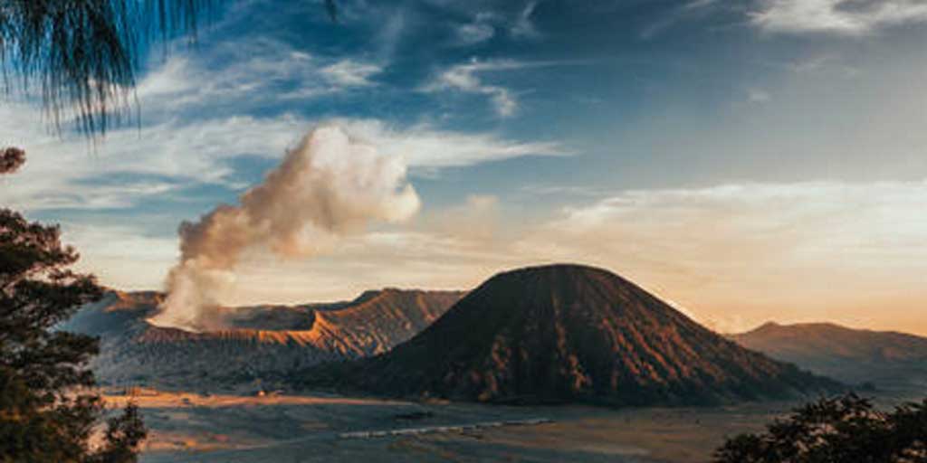 Gunung Bromo, salah satu wisata di Jawa Timur yang memesona.