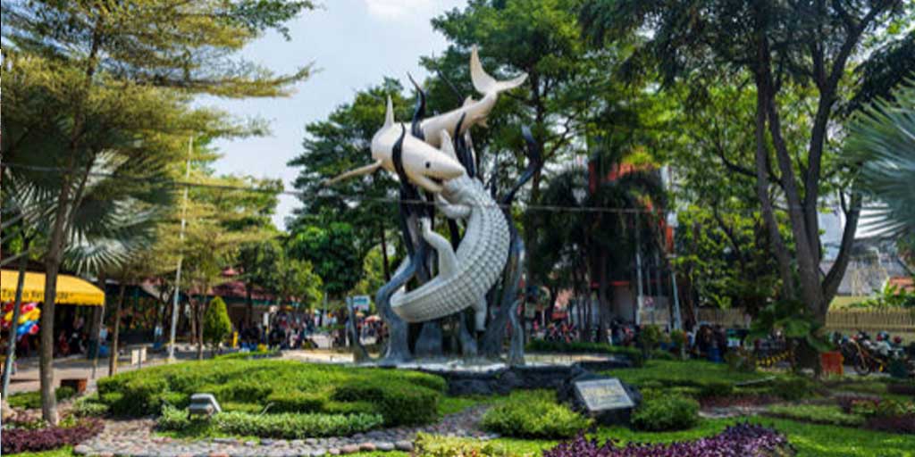 Patung suro dan boyo, salah satu landmark legendaris yang instagramable di Surabaya.