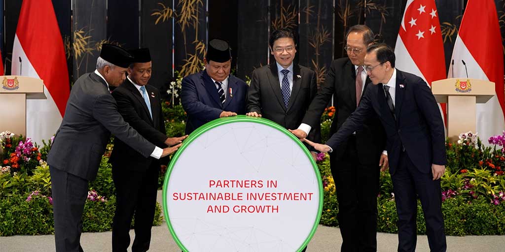 Presiden RI Prabowo Subianto dan PM Singapura Lawrence pada rangkaian Leaders&rsquo; Retreat perdana antara Indonesia dan Singapura, di Parliament House, Singapura, Senin (16/6).