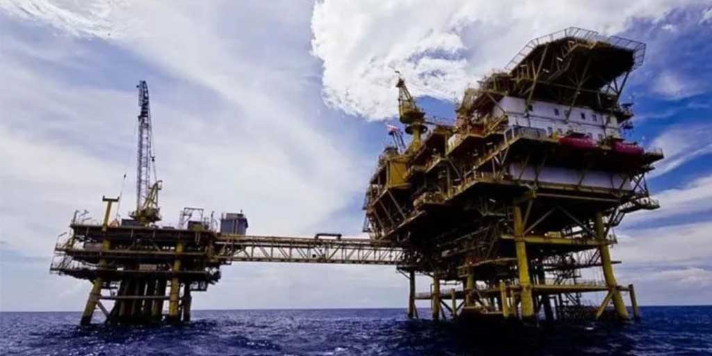 Foto ilustrasi pengeobaran lepas pantai Natuna. Harga minyak dunia melonjak tajam setelah Donald Trump menyerukan evakuasi masal dari Teheran menyusul Israel yang menyatakan serangan ke Iran.