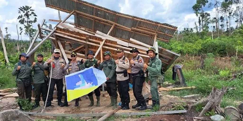 Petugas Kemenhut melakukan penertiban bangunan liar di Taman Nasional Tesso Nilo, Riau.