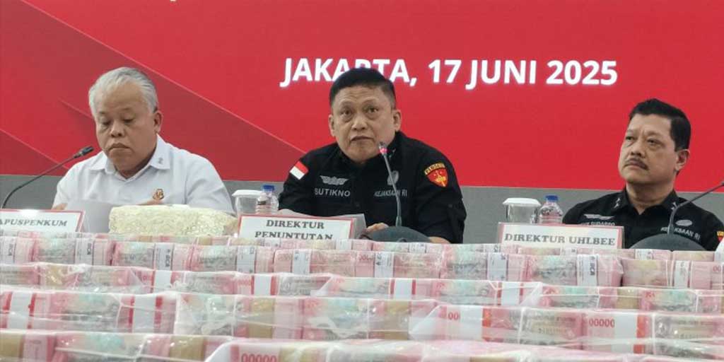 Direktur Penyidikan pada Jampidsus Kejagung, Sutikno (tengah) dalam konferensi pers di Gedung Kejaksaan Agung, Jakarta, Rabu (17/6).