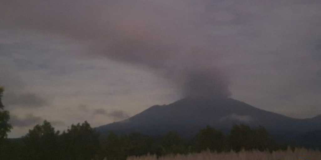 Gunung Raung kembali erupsi pada Kamis pagi (19/6).