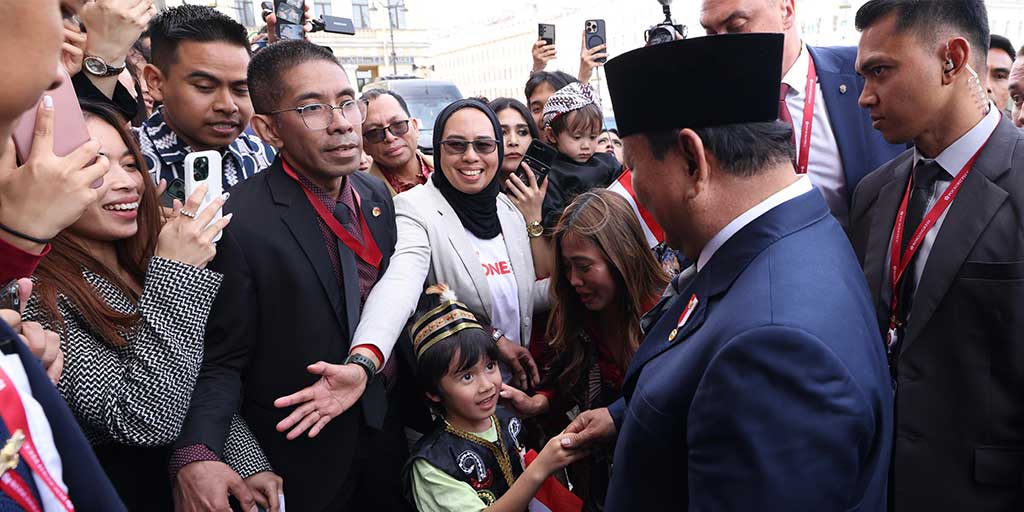 Presiden RI Prabowo Subianto berbincang dengan anak diaspora, Vladimir, yang meminta dibelikan mainan lego, saat tiba di hotel tempat bermalam, Saint Petersburg, Rusia, Rabu malam(18/6) .