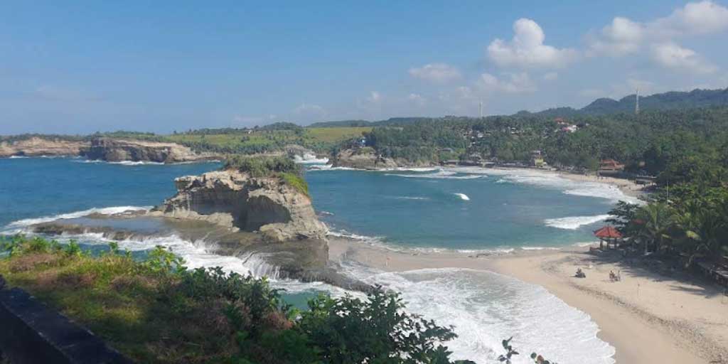 Pantai Klayar Pacitan, salah satu pantai di pesisir selatan Jawa Timur yang menawarkan panorama alam yang  eksotis.