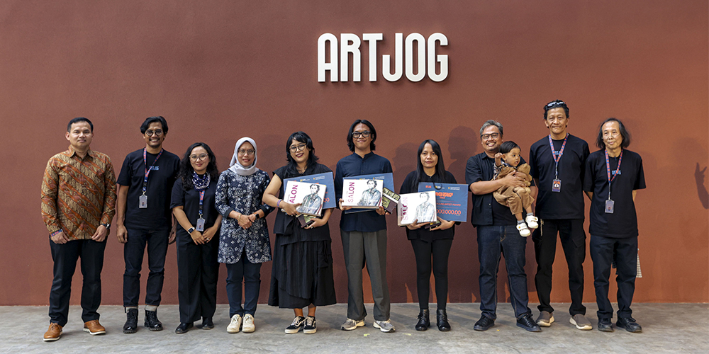 Foto bersama pemenang Young Artist Award (YAA) 2025 pada saat Opening Ceremony Artjog 2025.