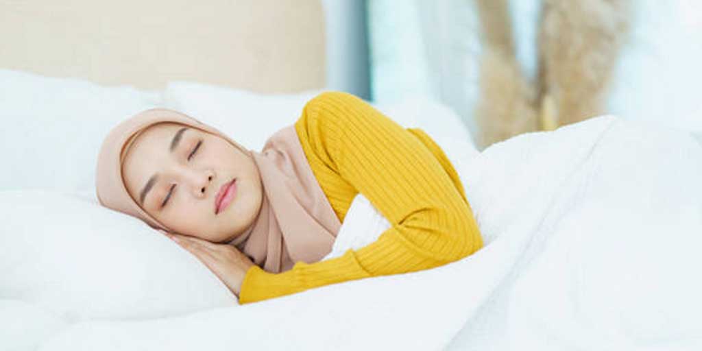 Foto ilustrasi posisi tidur miring ke kanan anjuran Rasulullah Muhammad SAW yang memilik banyak manfaat untuk kesehatan.