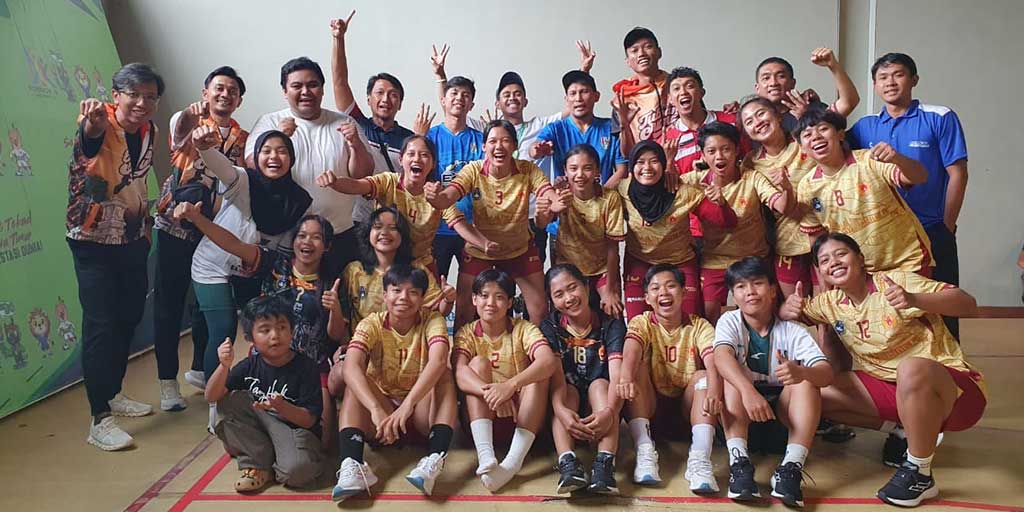 Tim futsal putri Kabupaten Tuban berselebrasi bersama usai memastikan diri meraih medali perunggu pada perebutan juara 3 Porprov IX Jawa Timur 2025, Rabu (25/6).