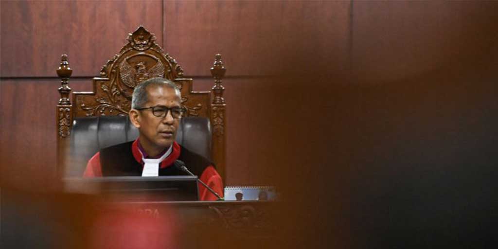 Wakil Ketua Mahkamah Konstitusi Saldi Isra memimpin jalannya sidang Pengujian Materiil Undang-Undang Nomor 17 Tahun 2014 tentang MPR, DPR, dan DPRD, Selasa (24/6).