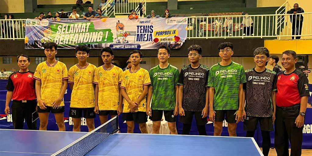 Para punggawa tenis meja beregu putra Tuban sebelum memulai pertandingan pada babak semi final Porprov IX Jawa Timur 2025, Kamis (26/6).