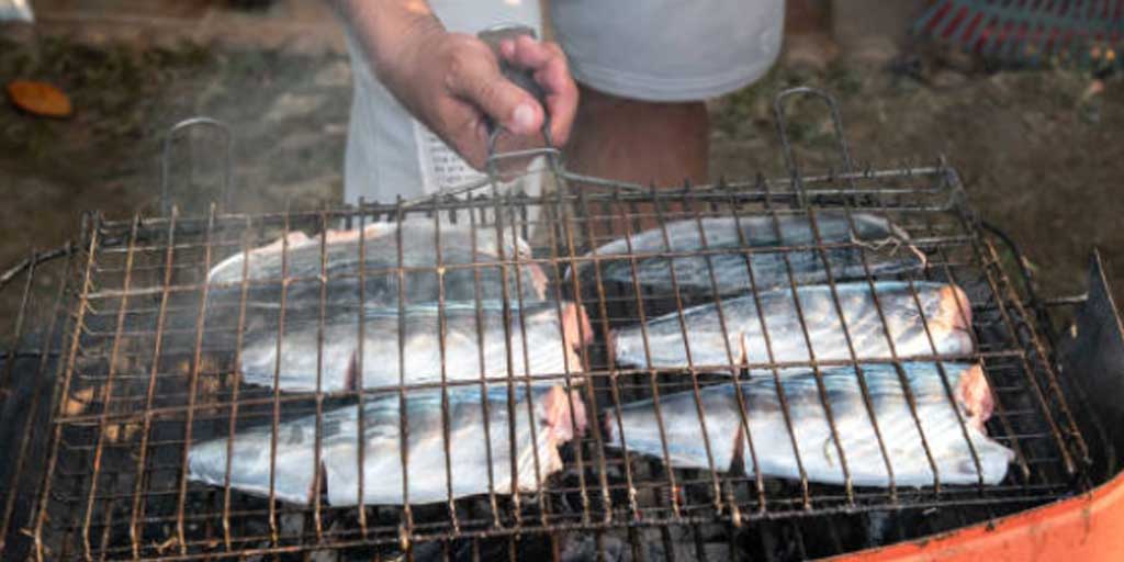 Bakar ikan laut rame-rame adalah salah satu sensasi bagi yang hobi memancing di laut. Ada beberapa jenis ikan laut yang paling enak dibakar. Foto adalah ilustrasi.