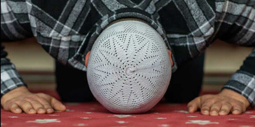 Melakukan sholat Isya jam 3 pagi kerap dilakukan sebagian orang karena beberapa kesibukan. Foto adalah ilustrasi.