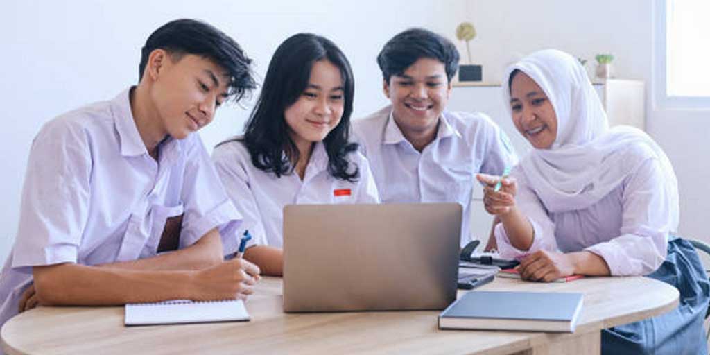 Foto ilustrasi siswa SMA. Pendaftaran penerimaan murid baru jenjang SMA 2025 kini tak lagi menggunakan zonasi, tapi nilai akademik menjadi faktor utama.