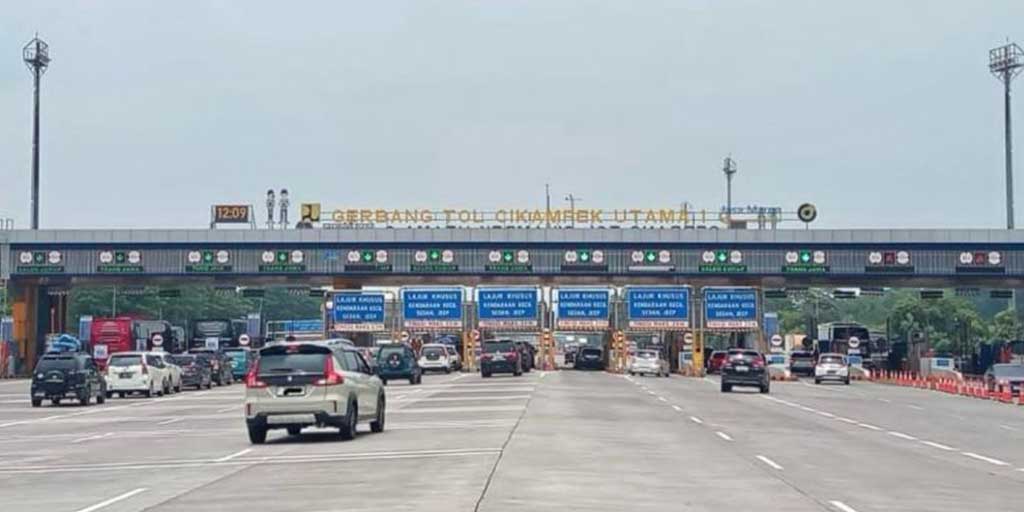 Suasana arus lalu lintas di Gerbang Tol Cikampek Utama.