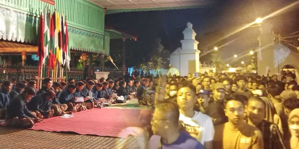 Tradisi Mubeng Beteng Keraton Jogjakarta di malam 1 Suro, Kamis (26/6).