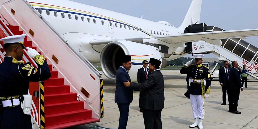 Presiden RI Prabowo Subianto menyambut langsung kedatangan Perdana Menteri Malaysia Anwar Ibrahim di Pangkalan Udara TNI AU (Lanud) Halim Perdanakusuma, Jakarta, Jumat (27/6).