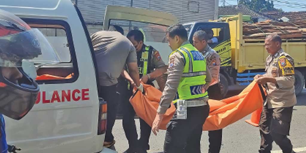 Proses evakuasi jenazah korban kecelakaan antara sepeda motor matic dengan bus Jalan Tuban-Wid ang, Desa Penidon, Kecamatan Plumpang, Jumat (27/6).