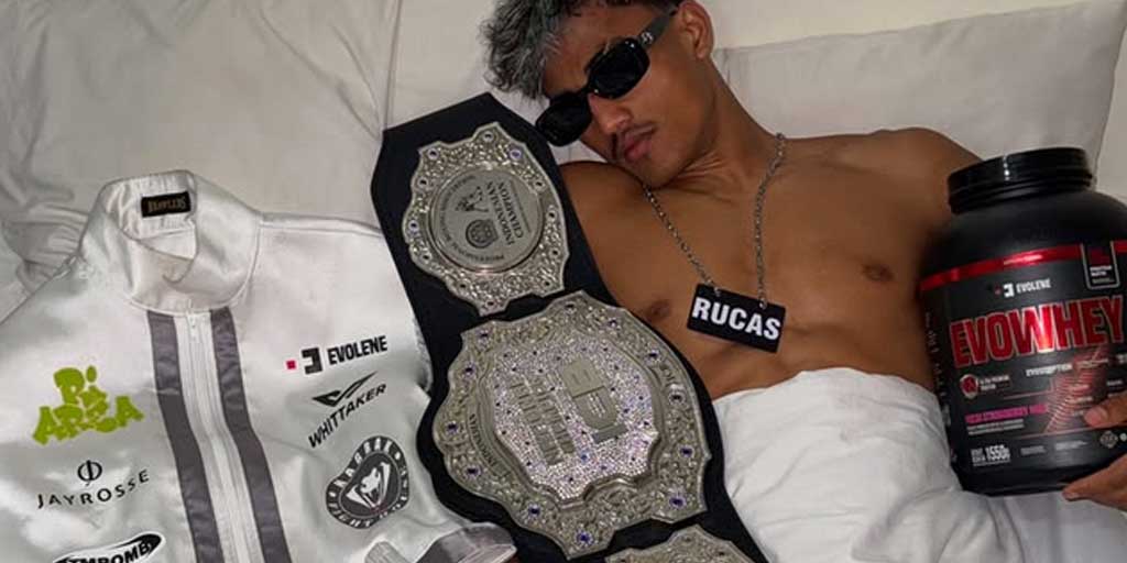 Tangkapan layar Andi Cobra berpose dengan sabuk ICB nasional yang diraihnya.