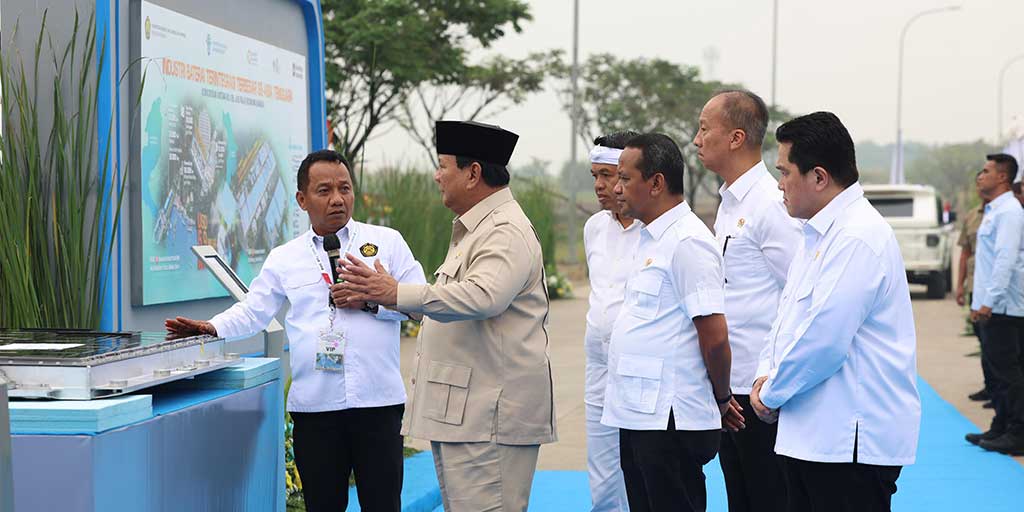 Presiden Prabowo Subianto bersama sejumlah pejabat terkait dalam acara grundbreaking proyek Ekosistem Industri Baterai Kendaraan Listrik Terintegrasi di Karawang, Minggu (29/6).