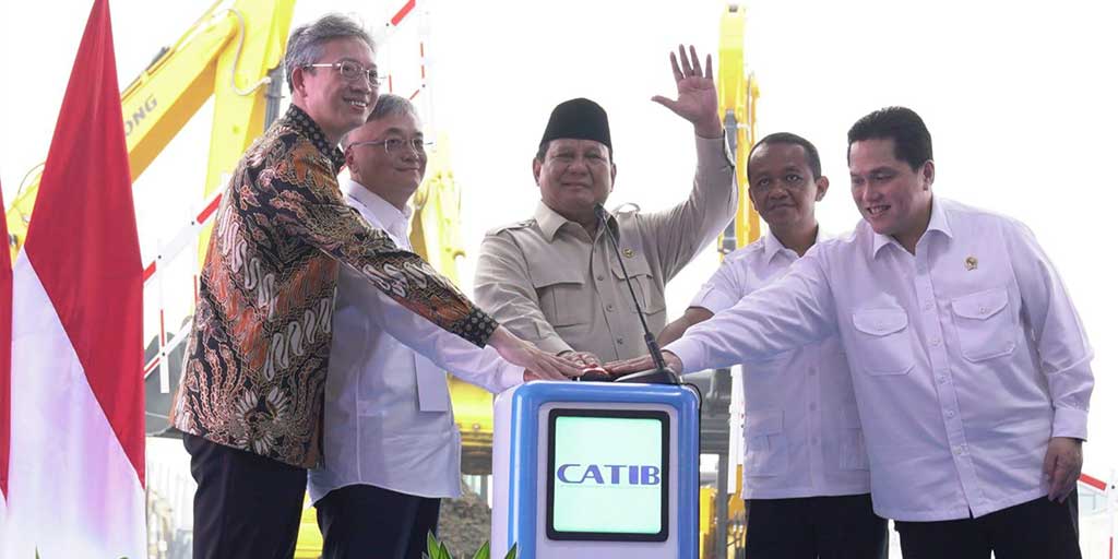 Groundbreaking Proyek Ekosistem Industri Baterai Kendaraan Listrik Terintegrasi Konsorsium ANTAM-IBC-CBL di Kawasan Artha Industrial Hills (AIH), di Karawang, Jawa Barat, Minggu (29/6).