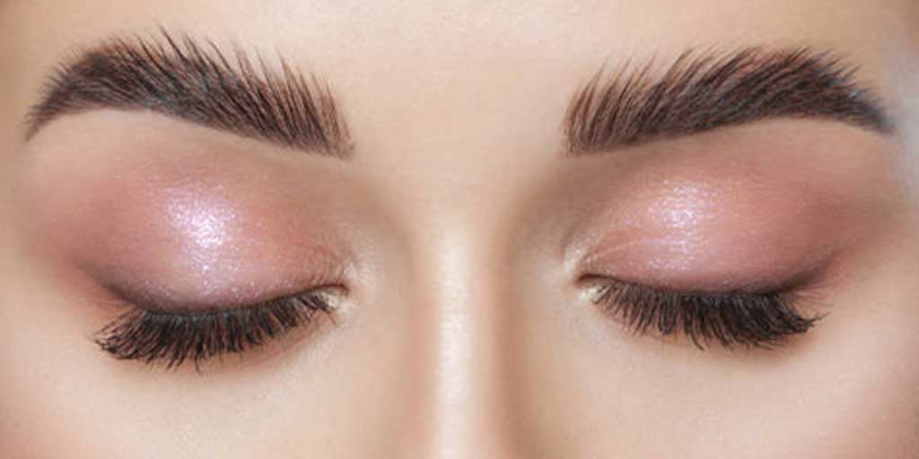 Alis yang tebal dapat menunjang estetika wajah.