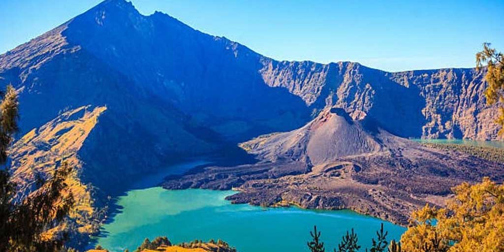 Funung Rinjani yang banyak menyimpan kisah mistis di balik keindahannya.