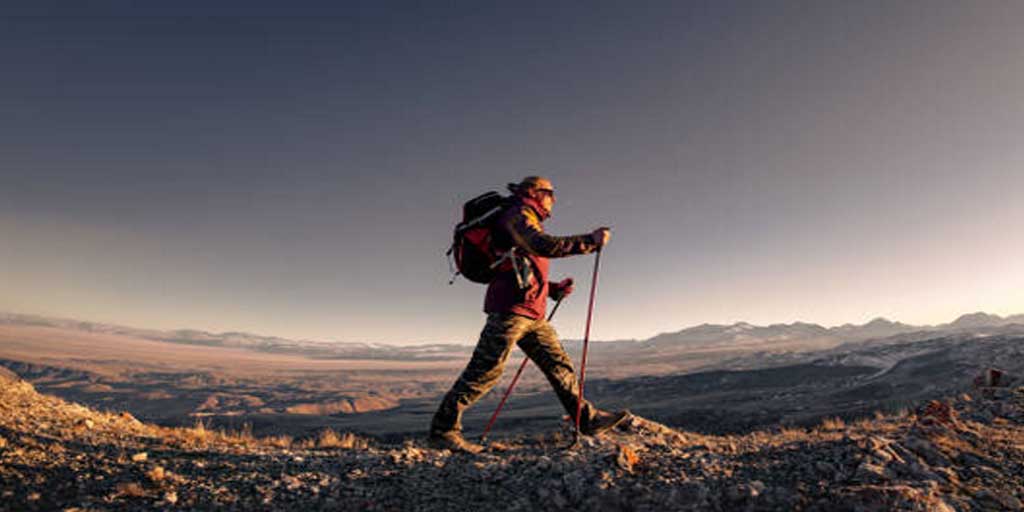 Ilustrasi pendaki gunung.
