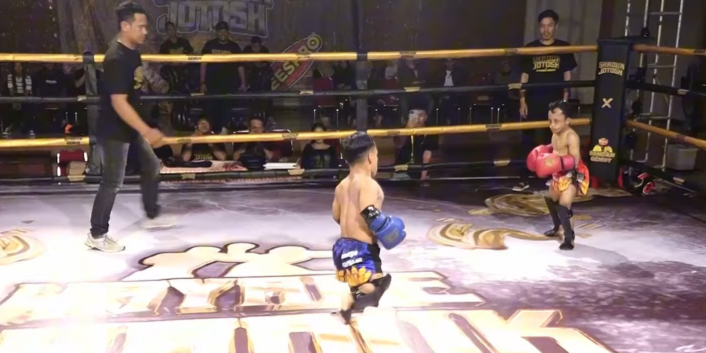 Dua jagoan, satu ring, tanpa batasan. Teguh dan Bambang buktikan: ukuran tubuh tak menghalangi nyali dan harga diri.