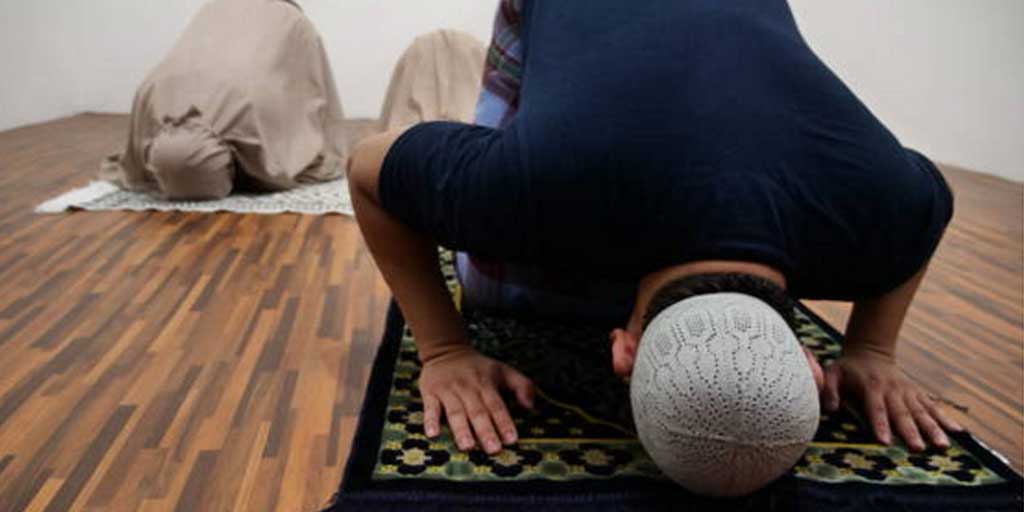 Ilustrasi seorang muslim melaksanakan ibadah sholat.