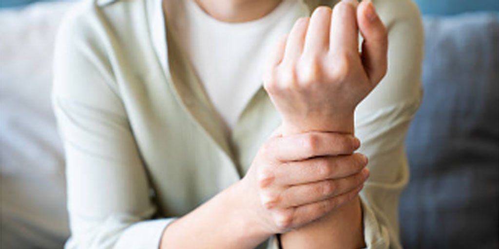 Mommy Wrist adalah pergelangan tangan nyeri yang bisa disebabkan karena kebiasaan menggendong bayi atau menyusui. Foto adalah ilustrasi.