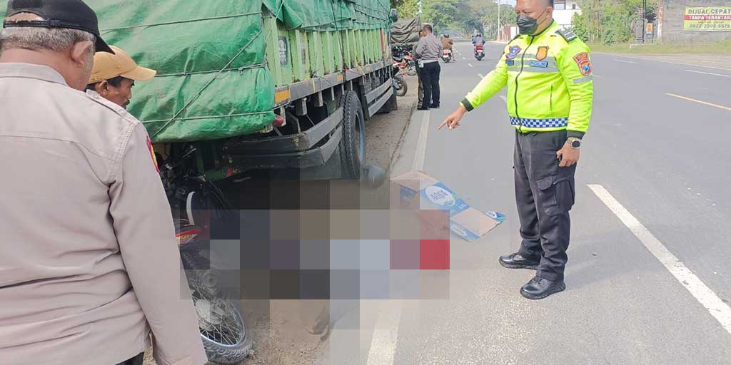 Petugas Satlantas Polres Tuban melakukan evakuasi terhadap korban kecelakaan di jalan Tuban-Widang, Desa Compreng, Kecamatan Widang, Senin (7/7).