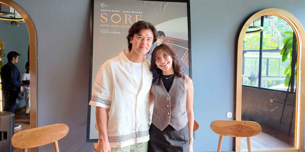 Dion Wiyoko dan Sheila Dara berpose di depan poster film &ldquo;Sore: Istri dari Masa Depan&rdquo; karya Yandy Laurens. Dalam film ini, keduanya menampilkan transformasi karakter yang lebih dewasa dan emosional.