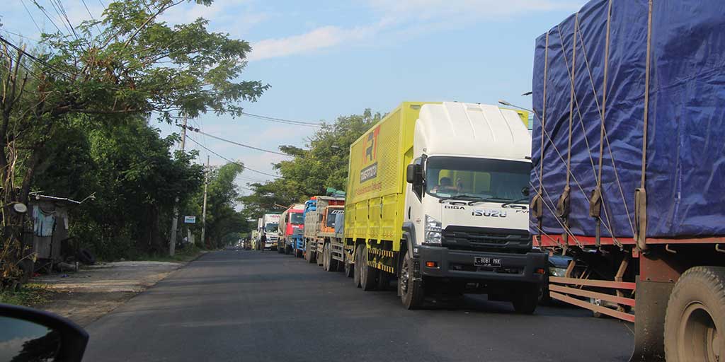 Perbaikan jalan nasional di jalur Tuban&ndash;Semarang di Desa Socorejo, Kecamatan Jenu yang memicu kemacetan, Selasa (8/7).