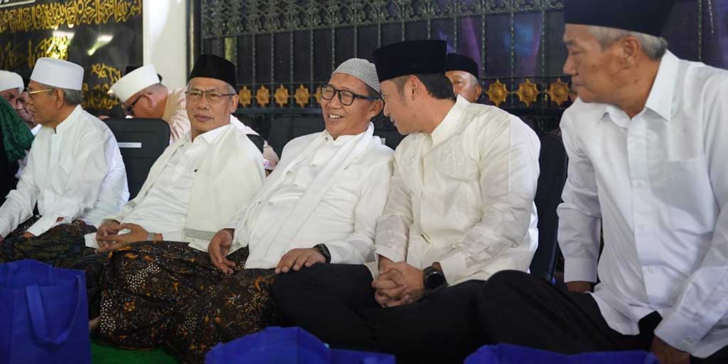 Bupati Tuban Aditya Halindra Faridzky duduk satu majelis dengan Bupati Tuban periode 2011-2021 Fathul Huda di acara tahlil akbar Haul Sunan Bonang, Kamis (10/7).