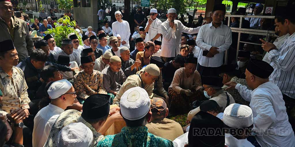 Proses pemakaman Mustasyar PCNU Tuban masa khidmat 2022-2028, KH Kholilurrohman atau Mbah Kholil di kompleks Makam Sunan Bonang, Kamis (10/7).