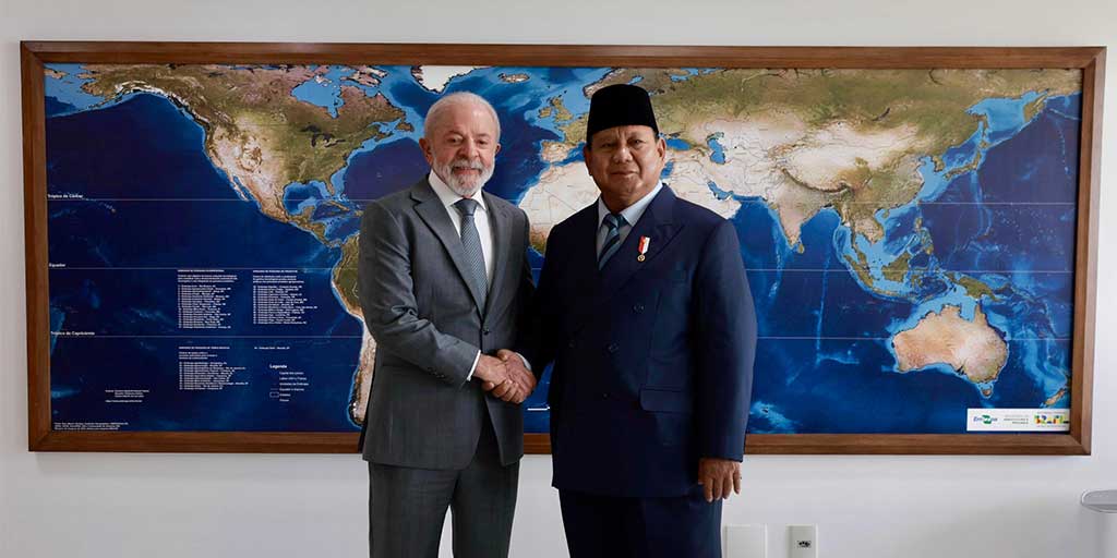 Presiden RI Prabowo Subianto berjabat tangan dengan Presiden Brasil Luiz In&aacute;cio Lula da Silva usai memberikan pernyataan pers bersama, Rabu (9/7).